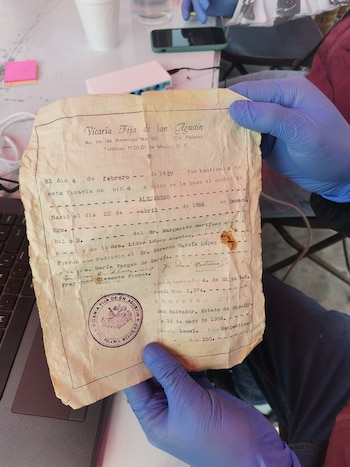 Gracias a la presentación del documento religioso, el hombre puedo obtener su CURP (Foto: Facebook@Ayuntamiento San Salvador)