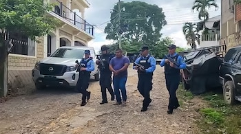 La Policía Nacional pide denunciar el comercio ilegal tras el hallazgo de licor irregular.