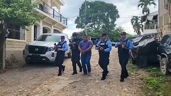 Detienen a ciudadano guatemalteco con 1,200 litros de aguardiente durante operativo en Honduras