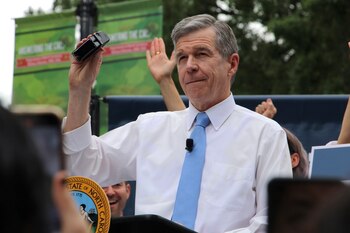 El gobernador de Carolina del Norte, Roy Cooper, muestra su sello de veto antes de estamparlo en un proyecto de ley que prohíbe casi todos los abortos tras las 12 semanas del embarazo, el sábado 13 de mayo de 2023, en Raleigh, Carolina del Norte. (AP Foto/Hannah Schoenbaum)