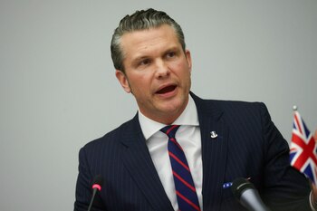El secretario de Defensa de Estados Unidos, Pete Hegseth, habla durante una reunión del Grupo de Contacto de Defensa de Ucrania en vísperas de una reunión de ministros de Defensa de la OTAN en la sede de la alianza en Bruselas, Bélgica, el 12 de febrero de 2025. REUTERS/Johanna Geron