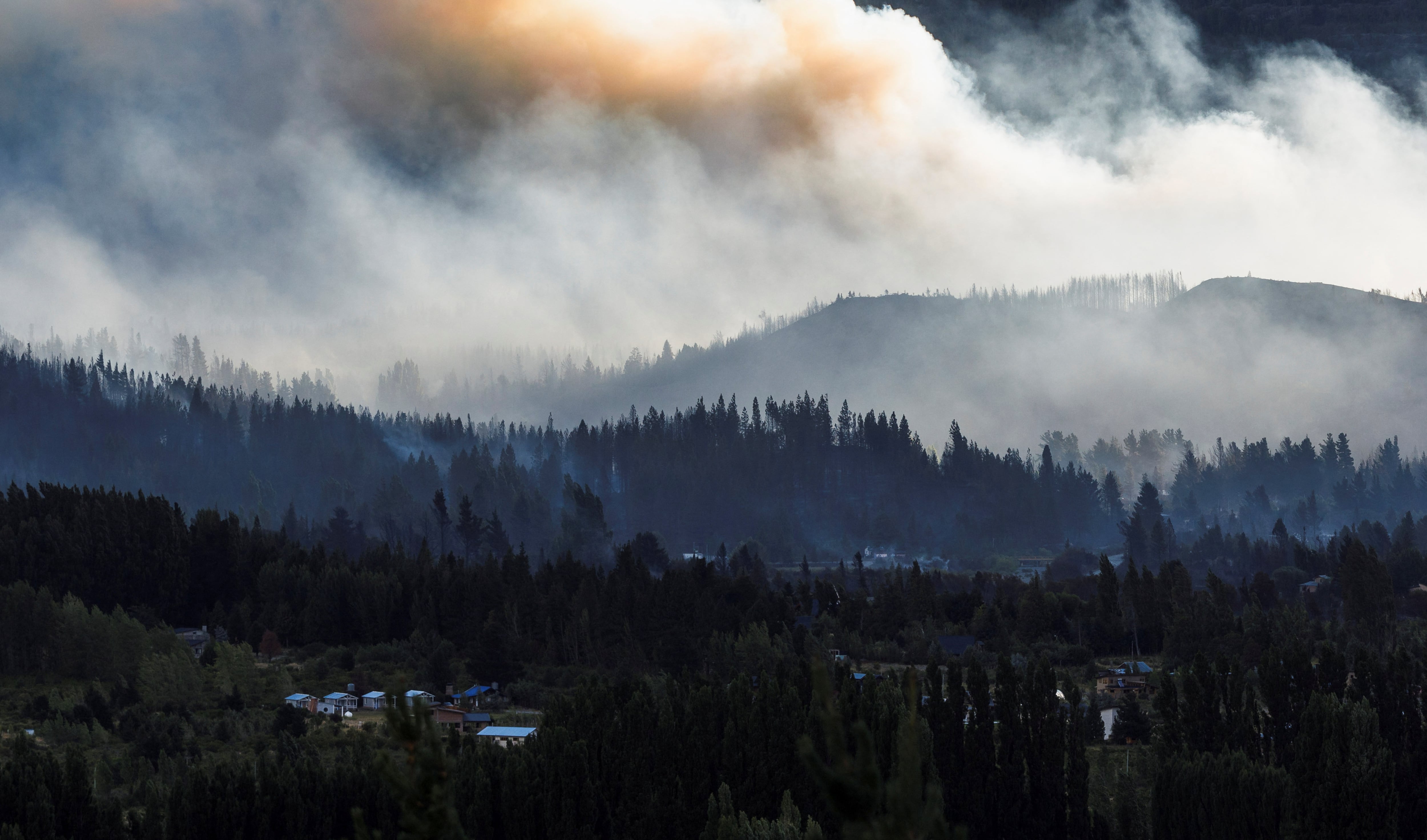 Un estudio publicado en Environmental Pollution revela que los incendios en Patagonia norte liberaron más contaminación que el transporte y la industria argentinos en un año (REUTERS/Matias Garay)