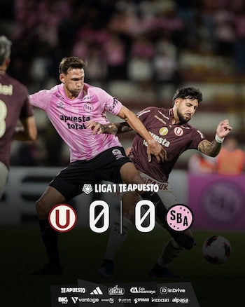Dos futbolistas, uno con camiseta rosa de Sport Boys y otro granate de Universitario, pugnan por el balón. Una pantalla superpuesta muestra el marcador 0-0