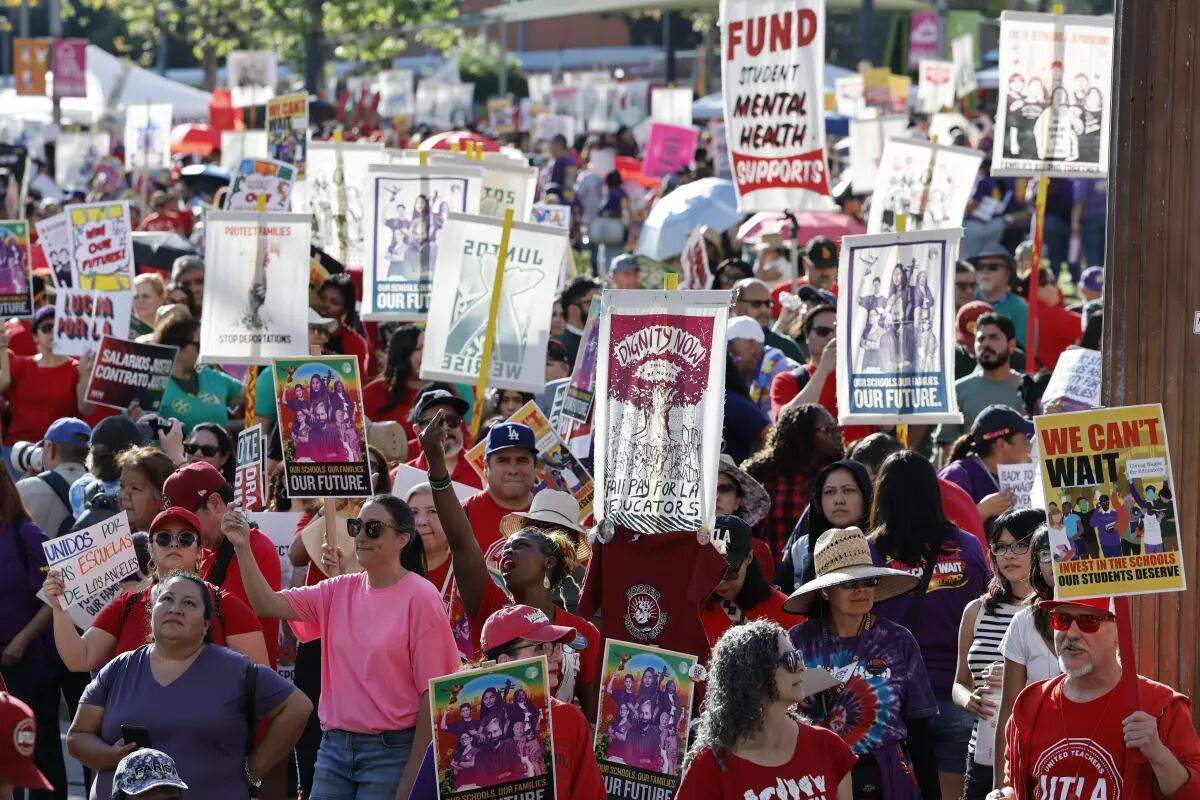 El distrito escolar de Los Ángeles enfrenta la amenaza de una huelga simultánea de docentes, personal no docente y directivos desde el 14 de abril (Los Angeles Times)