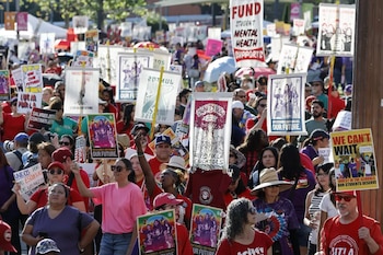 El distrito escolar de Los Ángeles enfrenta la amenaza de una huelga simultánea de docentes, personal no docente y directivos desde el 14 de abril (Los Angeles Times)