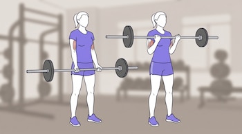 Ilustración de una mujer en ropa deportiva violeta realizando un curl de bíceps con barra en un gimnasio. Se muestran dos fases del movimiento para el entrenamiento de brazos.