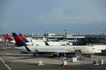 Los pasajeros con reservas desde JFK deben revisar si hubo cambios de aeropuerto, horarios o condiciones del itinerario (REUTERS/Andrew Kelly/File Photo)