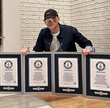 Bizarrap con el diploma Guinness