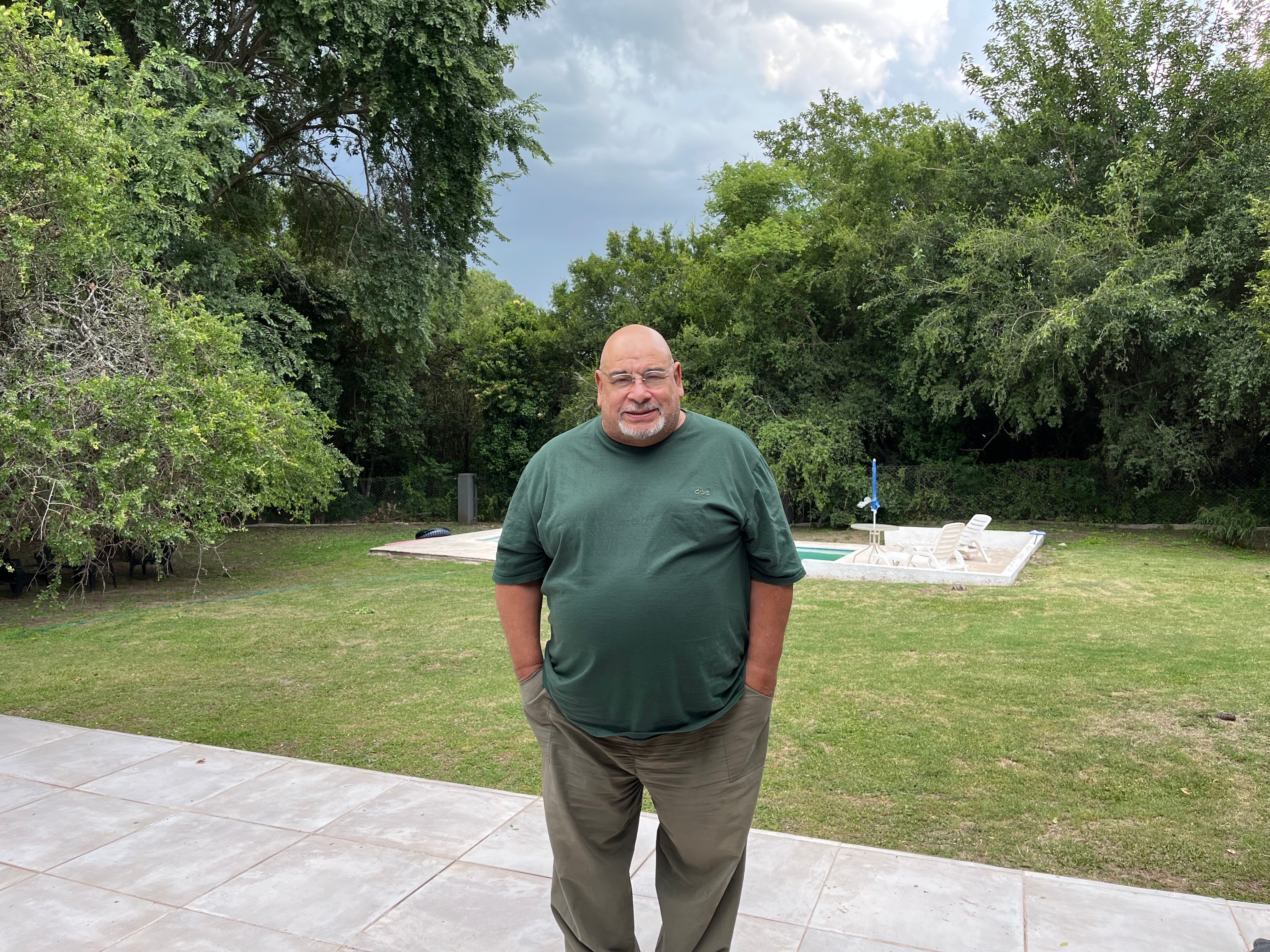 Roly Serrano, en la casa que alquila durante la temporada cordobesa (Crédito: Candelaria Saldaño Vicente)