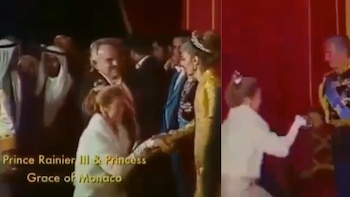 La reverencia de Grace Kelly a Mohammad Reza y Farah Pahlaví (BBC)