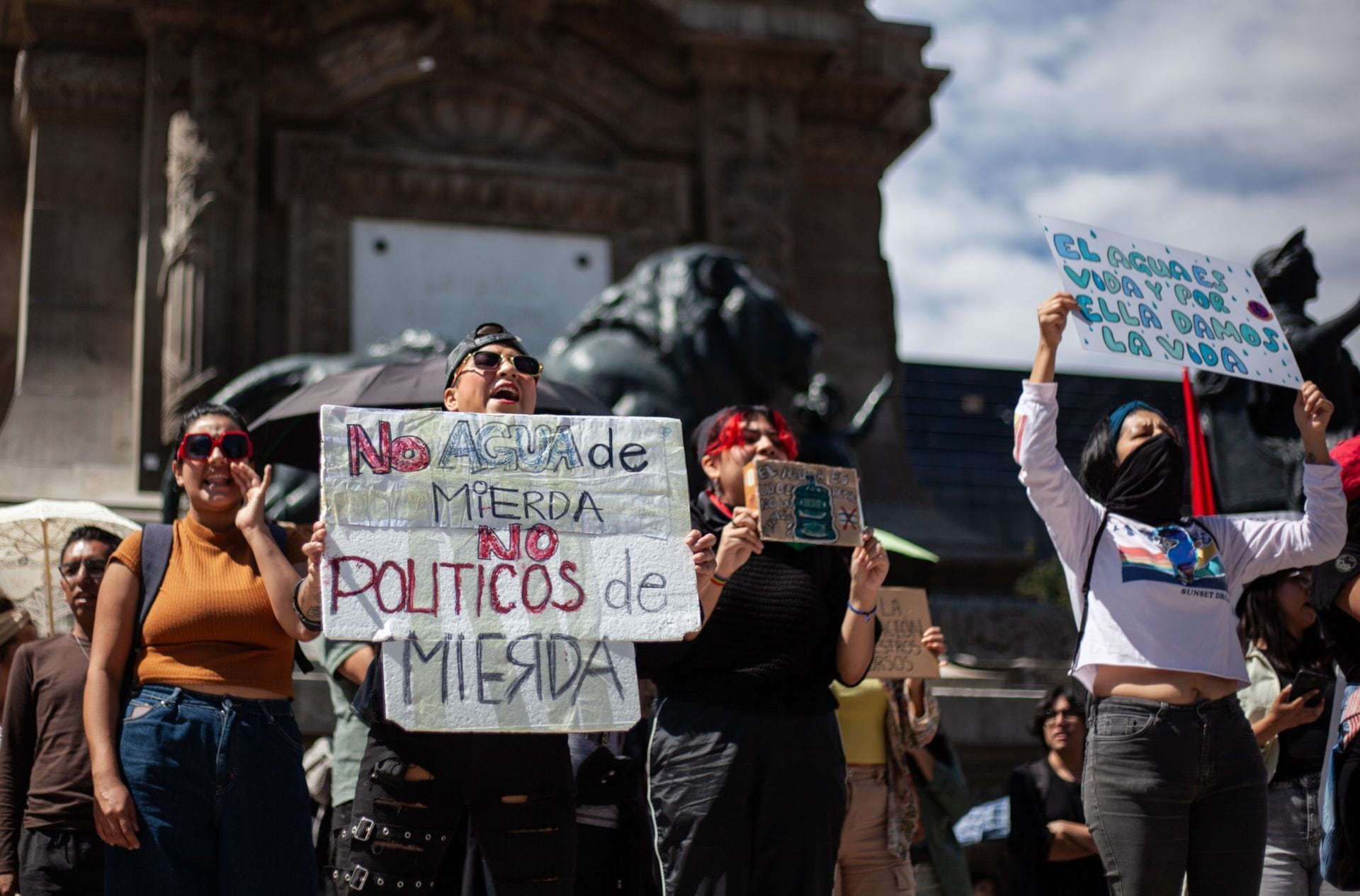 Encapuchados y grupos de choque irrumpen en la Segunda Megamarcha por el Agua en Guadalajara: manifestantes los expulsan