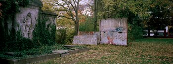 Restos del Muro de Berlín junto a tumbas en un cementerio en el centro de Berlín, Alemania, martes 22 de octubre de 2024