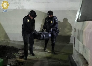 El Agrupamiento Fuerza de Tarea "Zorros" respondió a un reporte ciudadano y encontró las municiones dentro de una jardinera en las calles Ciprés y Abasolo. Crédito: Especial