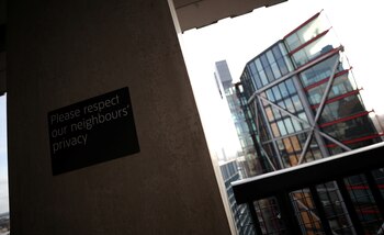 Un cartel en el que se pide a los visitantes que respeten la privacidad de las personas que viven en pisos de lujo cercanos se ve desde el nivel de visualización en la galería Tate Modern en Londres. Foto de archivo (Foto: REUTERS/Hannah McKay)