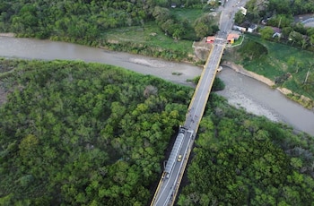 El puente Francisco de Paula Santander, con 57 años de antigüedad, es fundamental para el tránsito de más de 8.000 vehículos diarios entre Cúcuta y Ureña - crédito Leonardo Fernández Viloria/Reuters