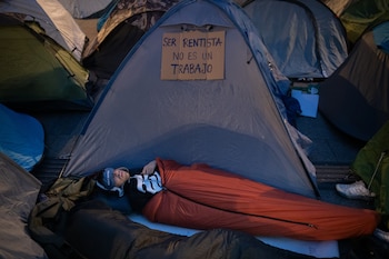 Una persona acampa en la Puerta del Sol para exigir medidas para el problema de la vivienda. (Fernando Sánchez / Europa Press)
