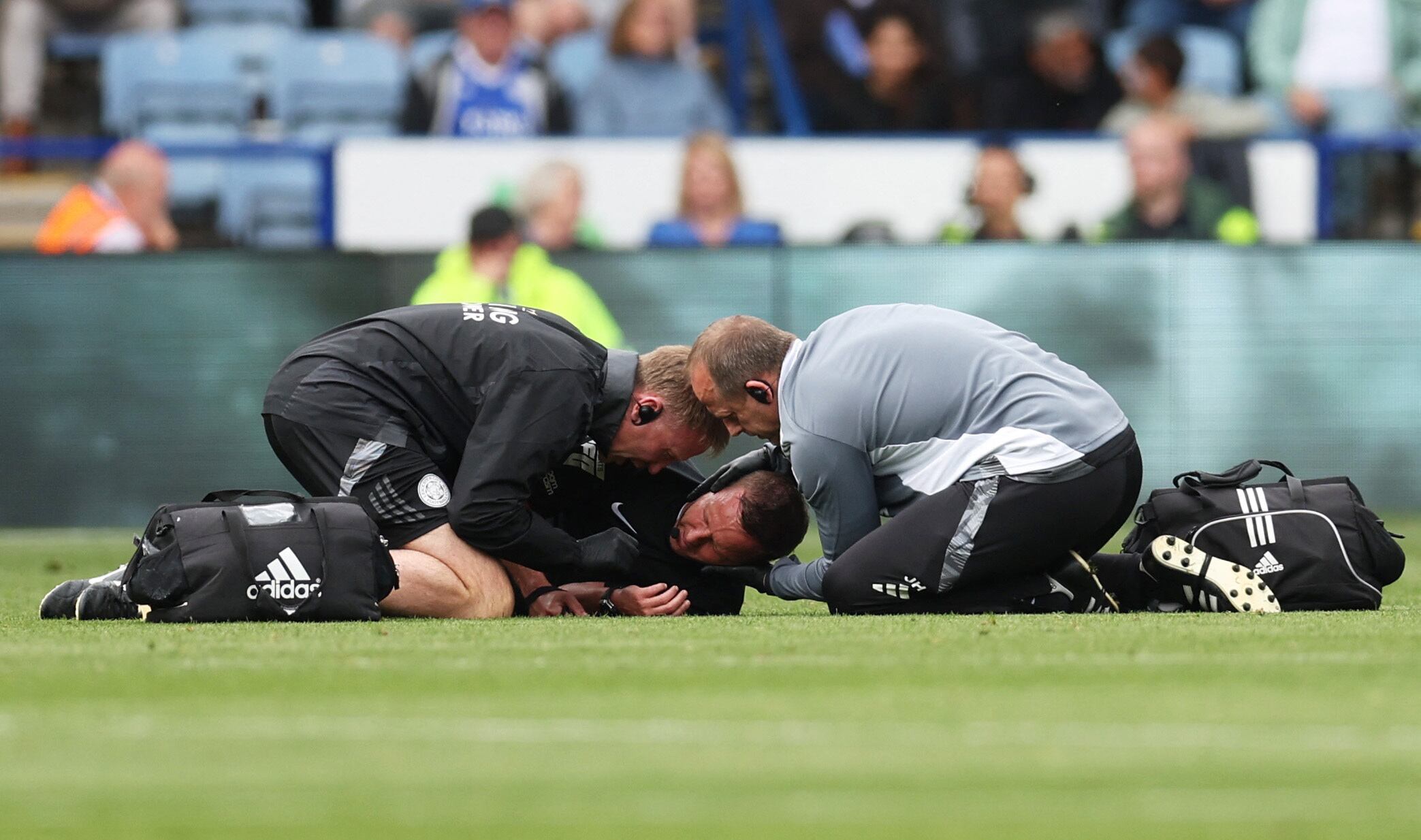 El árbitro David Webb quedó visiblemente golpeado (Foto: Reuters/Chris Radburn)