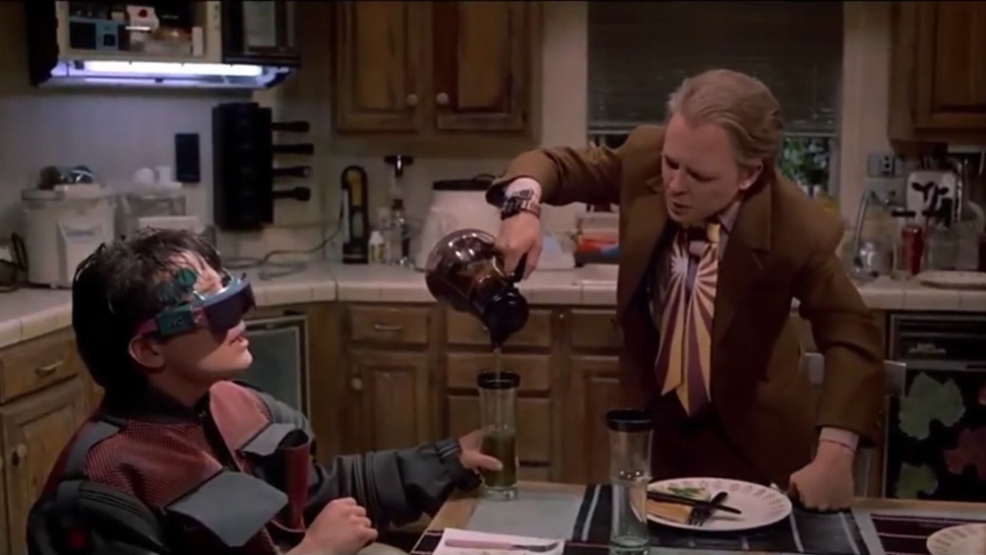 El detalle del microondas convertido en simple compartimento simboliza la fugacidad del progreso tecnológico en la sociedad (foto: IMDb)