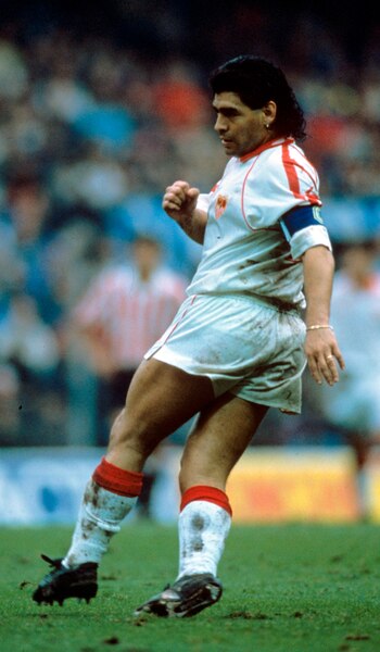 El futbolista argentino Diego Armando Maradona cuando jugaba en el Sevilla F.C. EFE/Vrany/Archivo