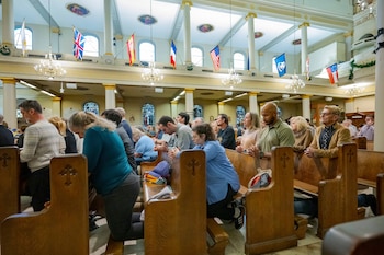 La historia de las excomuniones —en el cristianismo o en el judaísmo— revela una tensión permanente entre la necesidad de preservar una tradición y la esperanza de reconciliación (AP Foto/Matthew Hinton)