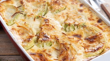 Pastel de calabacín al horno con jamón y queso, una cena facilísima y saludable para cualquier día de la semana