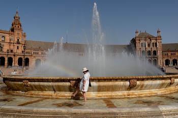 Una turista se refrescan en