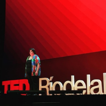 Andrea Casamento mujer de la fila