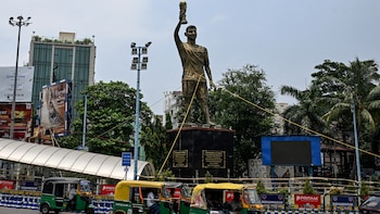 Retiran la estatua gigante de Messi en India a cinco meses de su inauguración: los inquietantes motivos