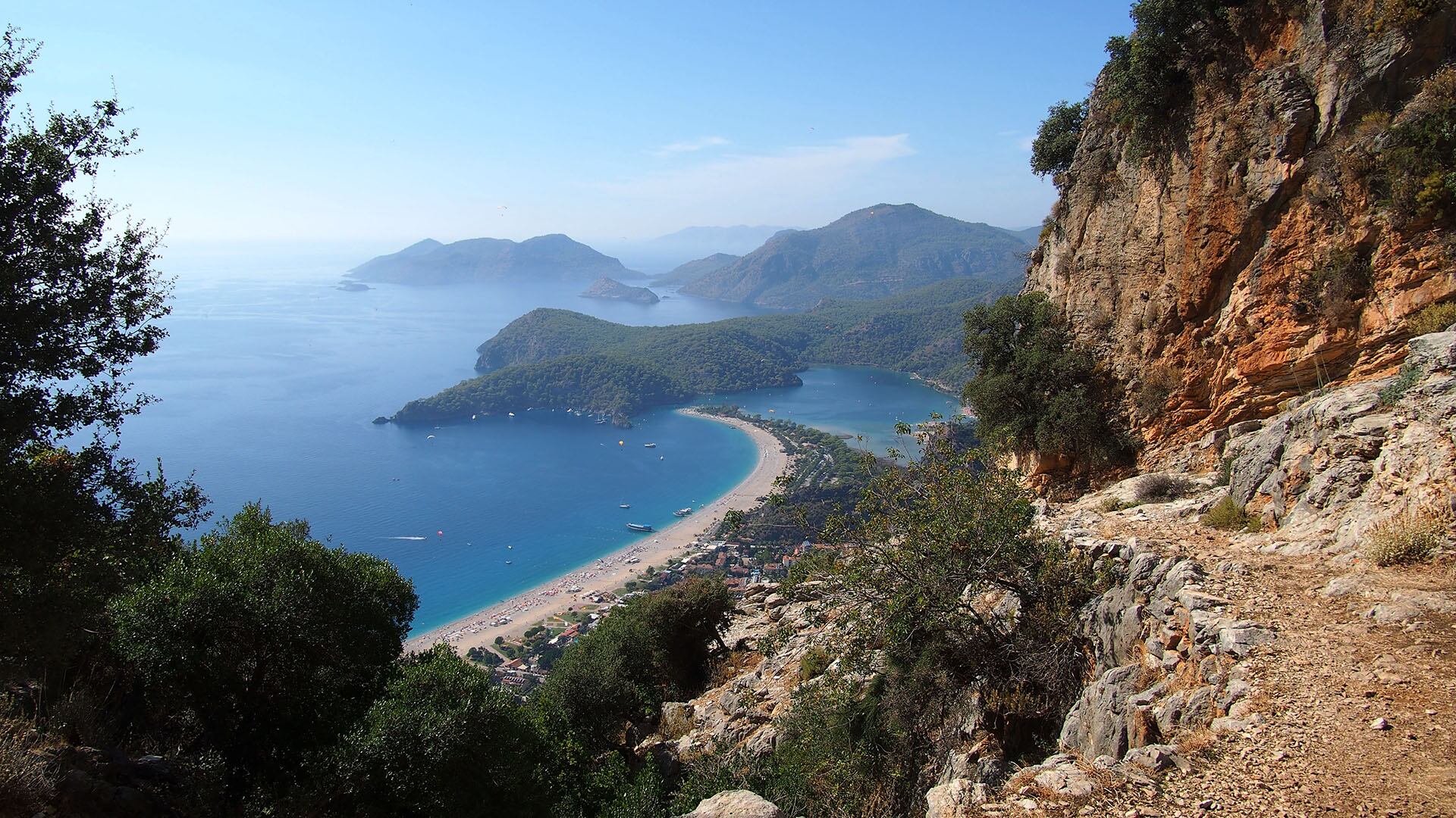 La Vía Licia en Turquía ofrece un recorrido entre acantilados, playas solitarias y ruinas antiguas a lo largo de la costa mediterránea (Wikipedia)