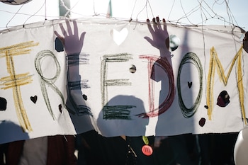 Manifestantes que sostienen una pancarta