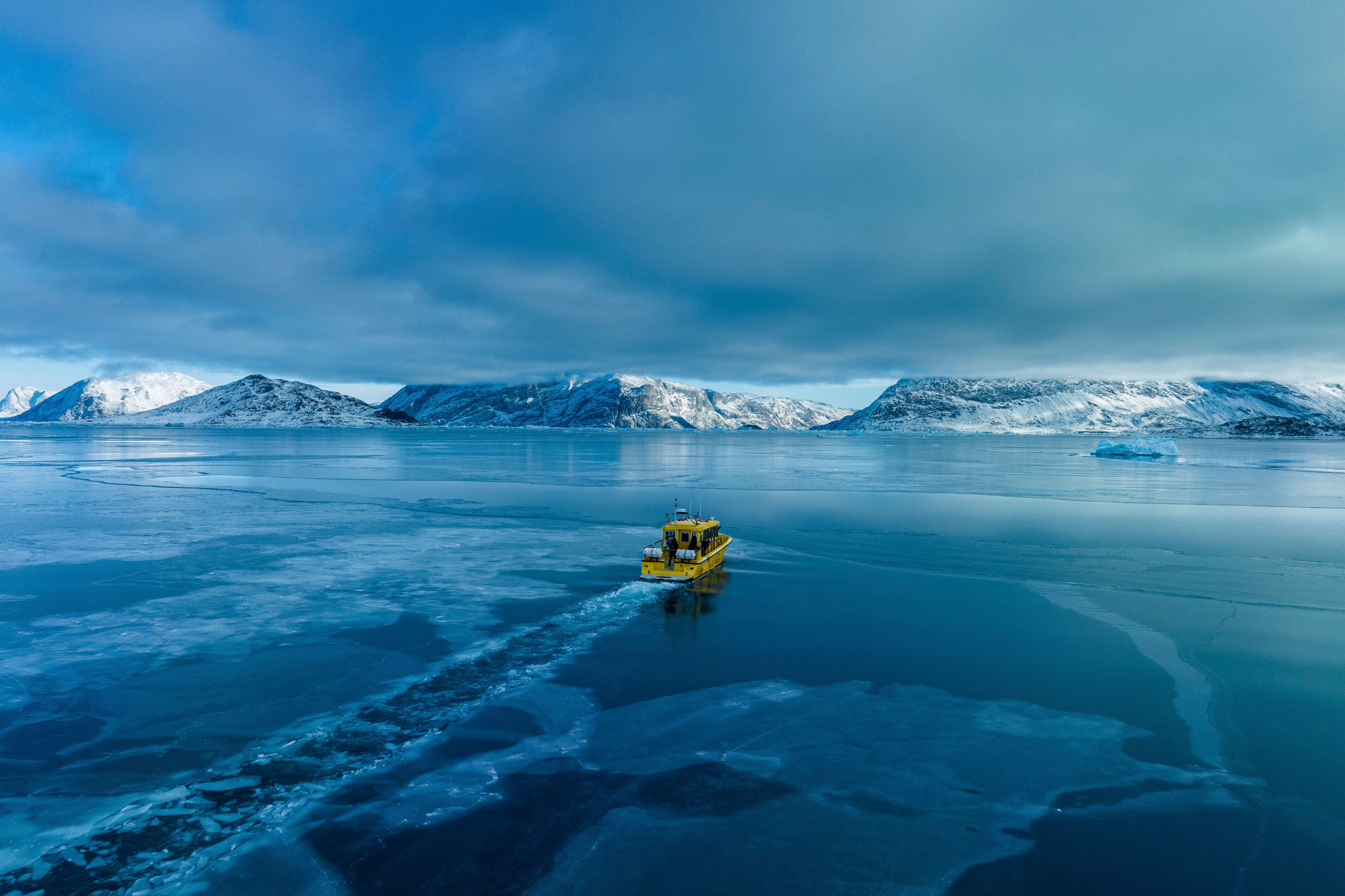 Un bote navega a través de una entrada de mar congelado en las afueras de Nuuk, Groenlandia, el 6 de marzo de 2025. (AP Foto/Evgeniy Maloletka, archivo)
