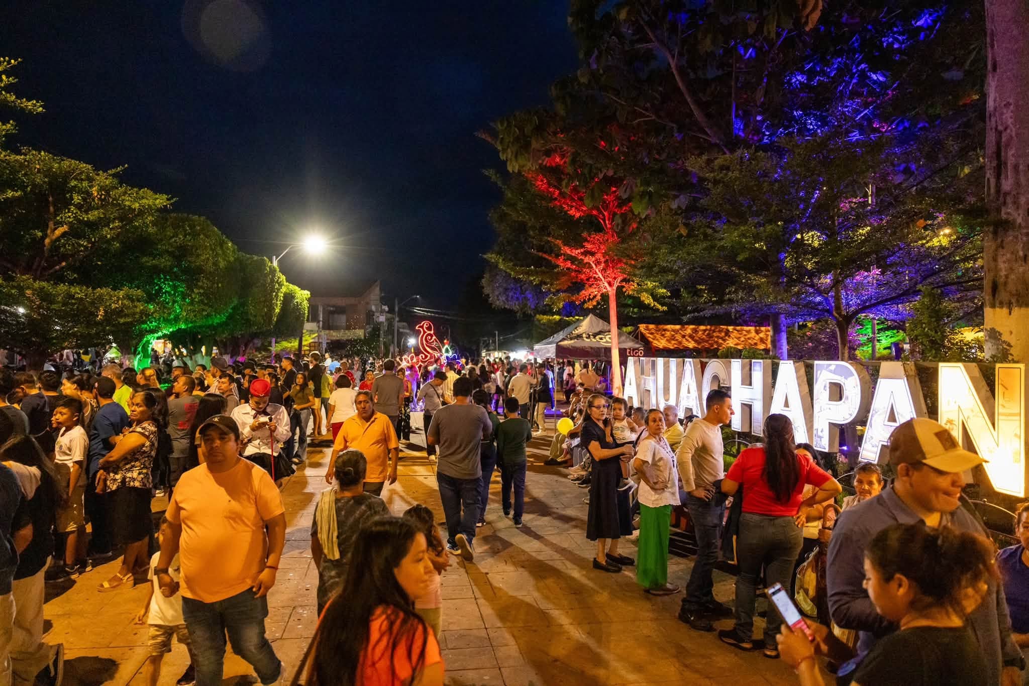 En el occidente y en el centro de El Salvador, la población marca la festividad católica con luces de colores que se colocan en calles, iglesias y otros espacios, como parte de una tradición extendida (Foto cortesía Ministerio de Turismo)