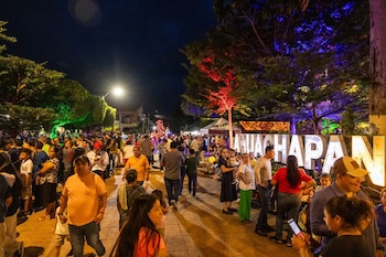 En el occidente y en el centro de El Salvador, la población marca la festividad católica con luces de colores que se colocan en calles, iglesias y otros espacios, como parte de una tradición extendida (Foto cortesía Ministerio de Turismo)