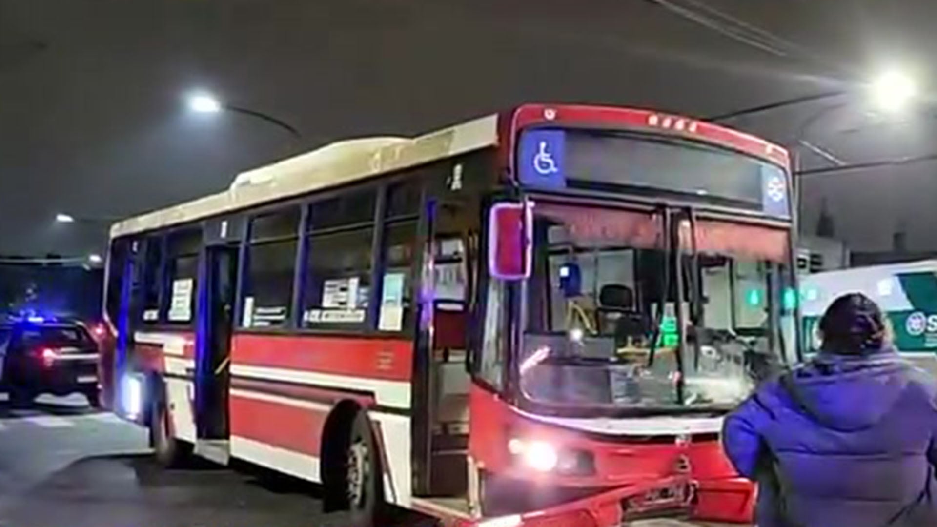 El frente del colectivo sufrió un fuerte impacto.