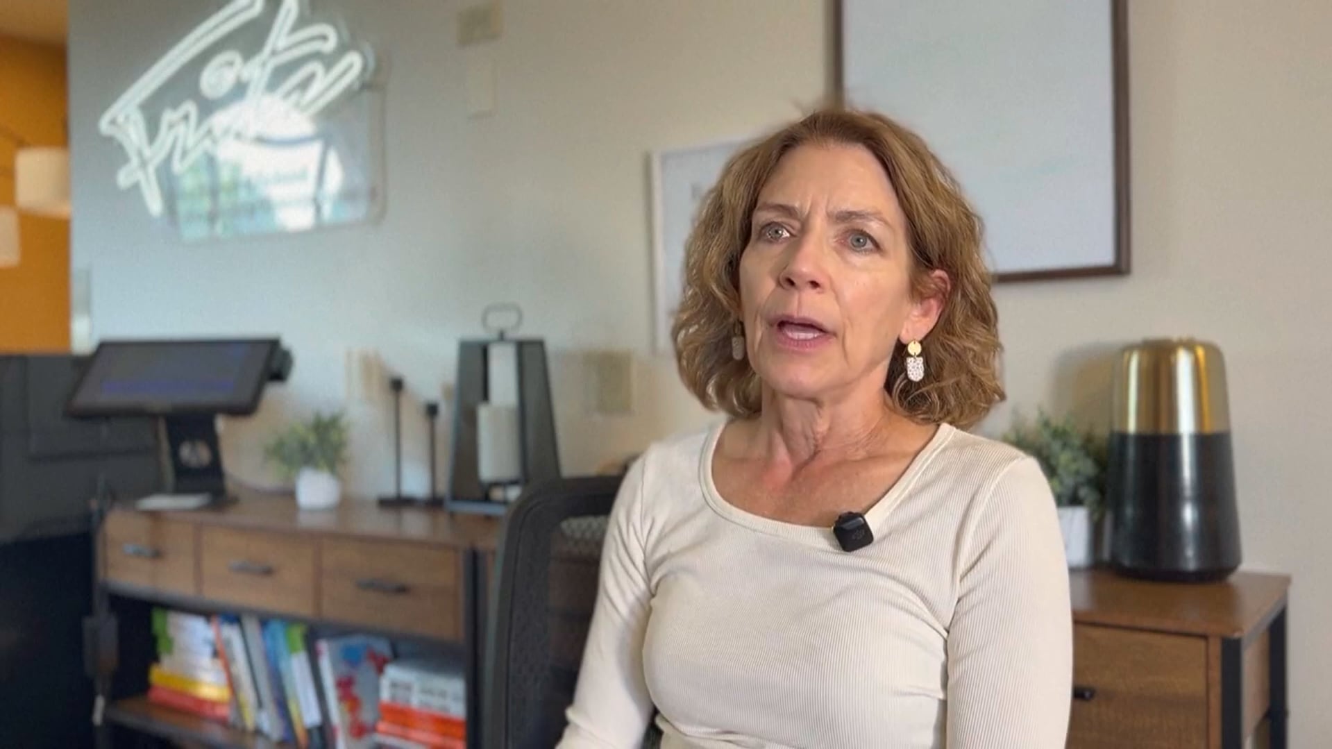 Cheri Young, profesora asociada de Gestión Hotelera en la Universidad de Denver, advirtió sobre la menor frecuencia de limpieza en habitaciones de hotel (Captura de video: CHERI YOUNG/UNIVERSIDAD DE DENVER).