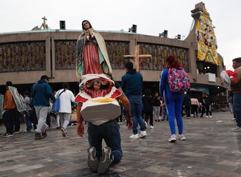 Peregrinos llegan hoy a la Basílica de Guadalupe en Ciudad de México (México). EFE/ Sáshenka Gutiérrez