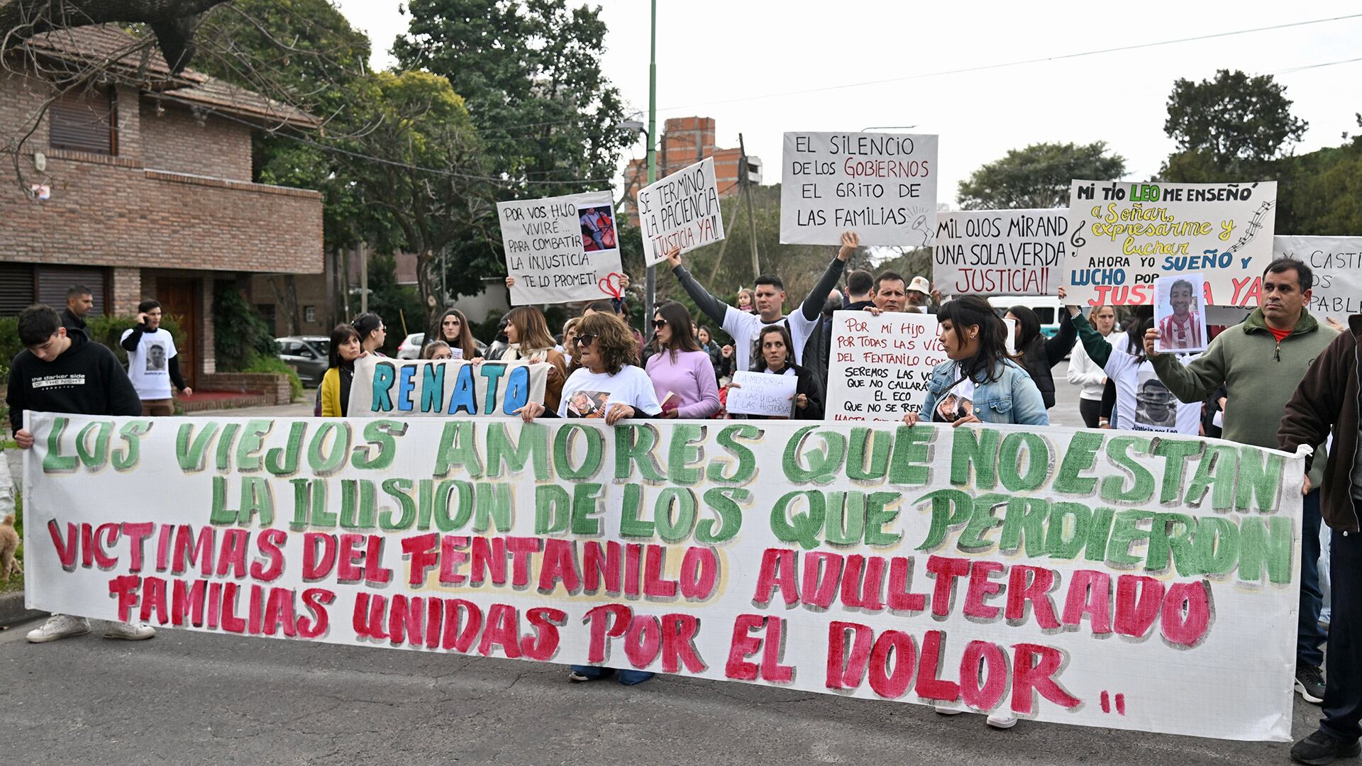El 31 de julio familiares de víctimas del fentanilo contaminado marcharon hacia el Hospital Italiano de La Plata. Foto: Aglaplata