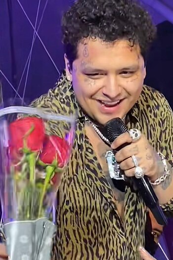 Christian Nodal durante una de