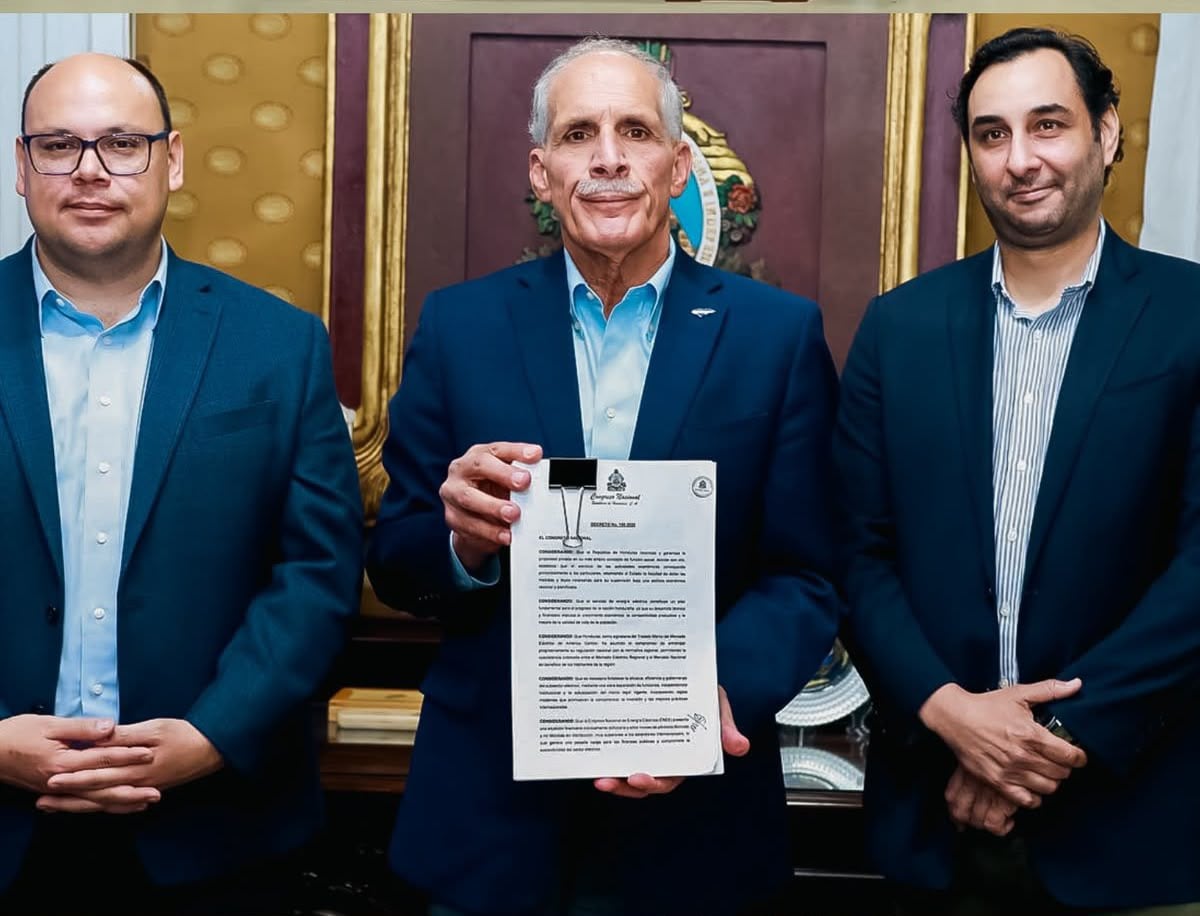 El presidente Nasry Asfura sancionó la Ley de Justicia Energética, que contempla cambios en el sistema eléctrico de Honduras. (Foto: Casa Presidencial)