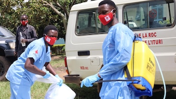Uganda confirma identifica en las últimas horas tres casos de ébola por el brote en la vecina RDC