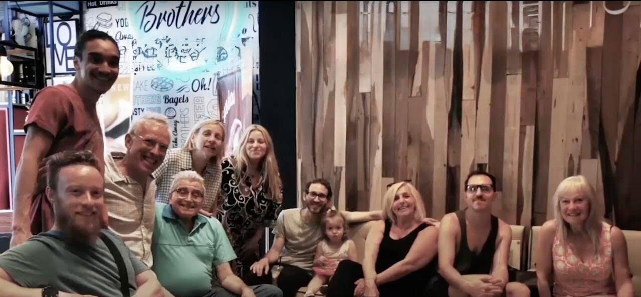 Divina Gloria conociendo a sus primos ingleses, Ros Ariel y Mark Johnson. Entre ellos, su hijo León (de pie, izquierda) y sus hermanas, Miriam y Susana