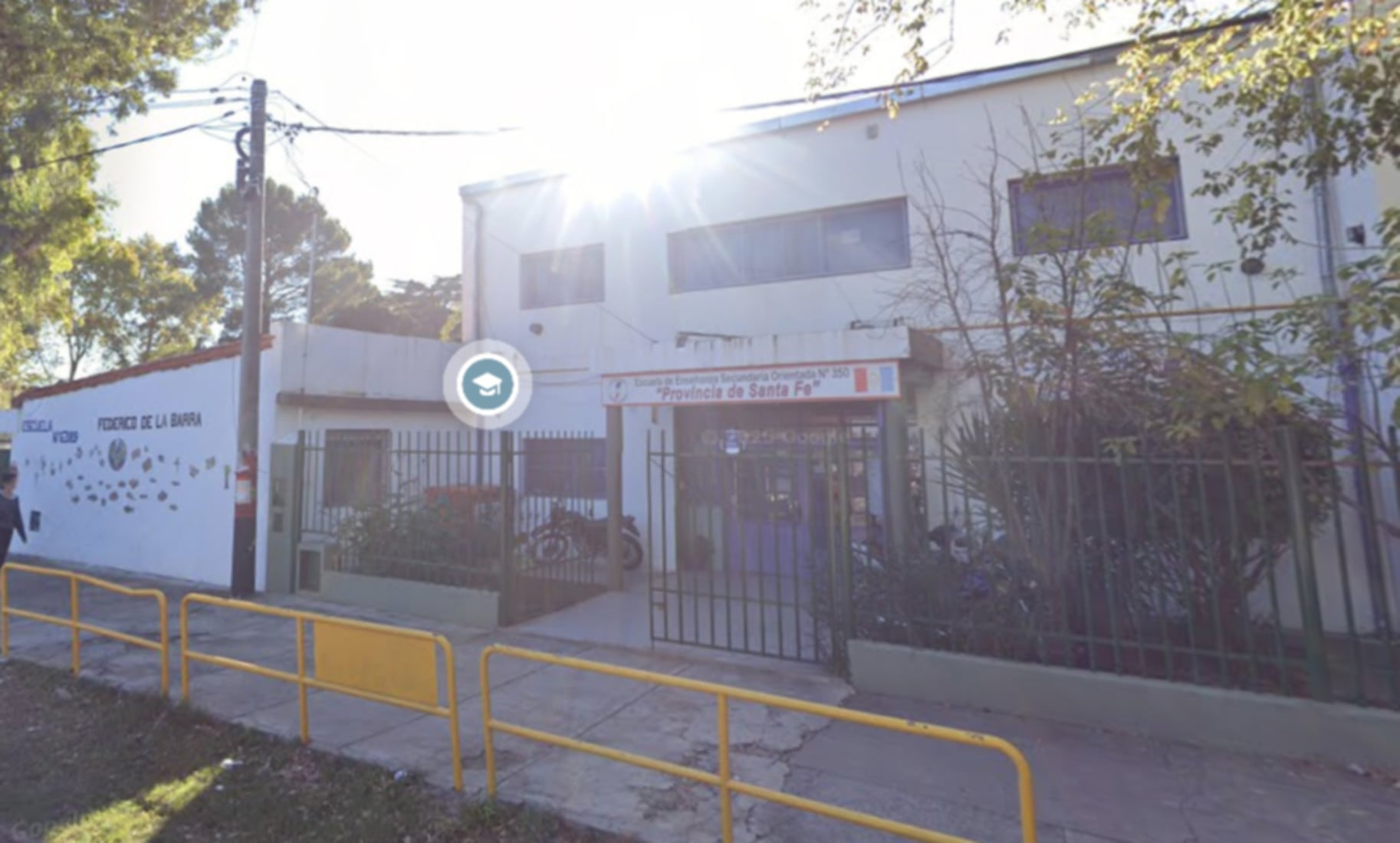 Vista exterior de la Escuela secundaria N° 350 “Provincia de Santa Fe” en Rosario, escenario de recientes amenazas narco y mensajes intimidatorios (Google Maps)