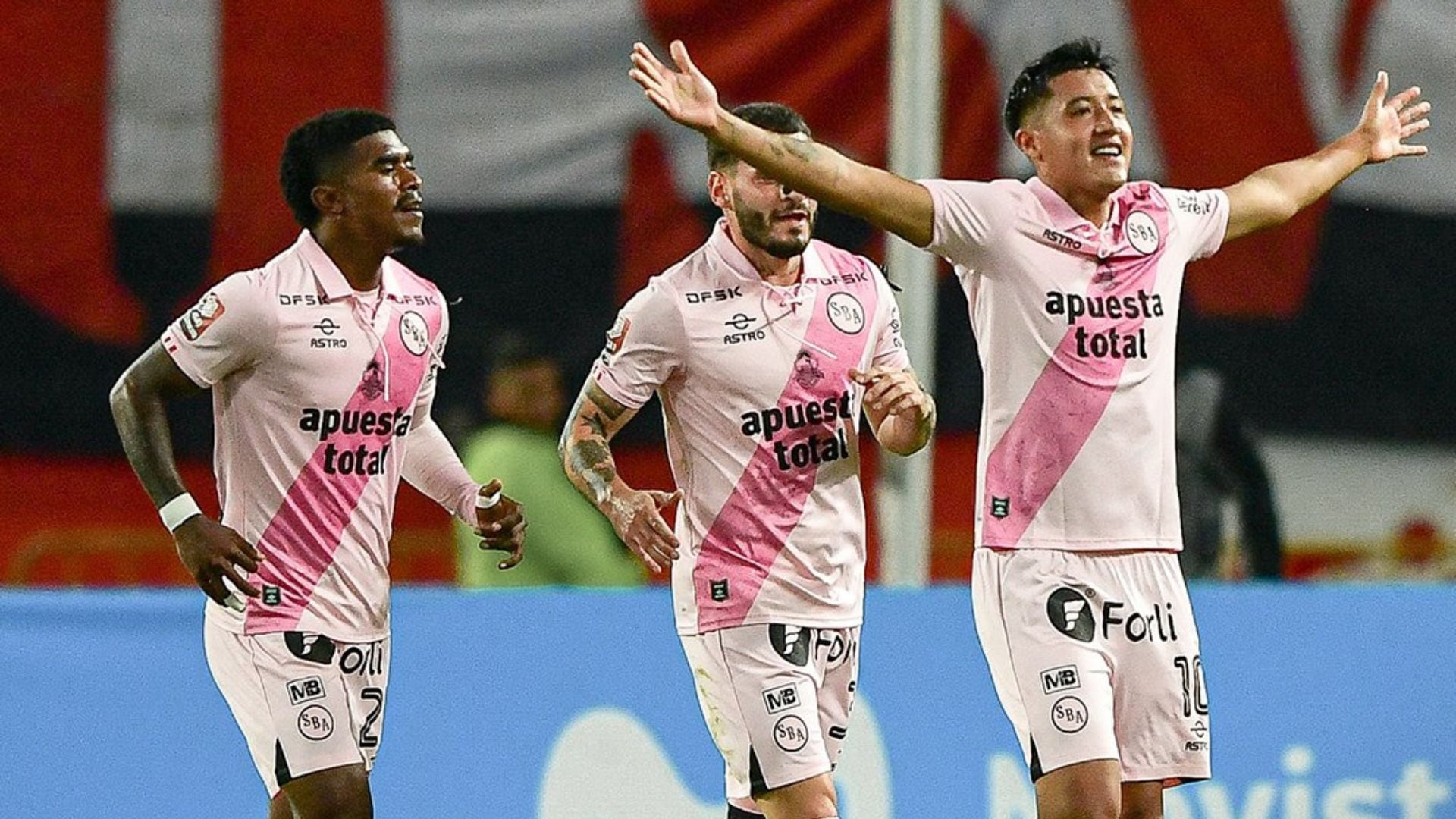 Jostin Alarcón, secundado por Pablo Erustes y Oslimg Mora en un festejo tras anotarle un gol a Alianza Lima. - Crédito: Movistar Deportes