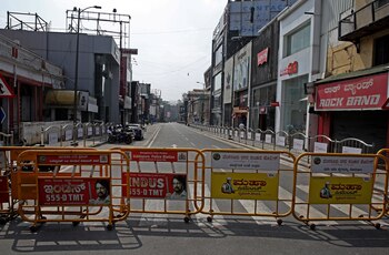 Una calle cortada en Bangalore,
