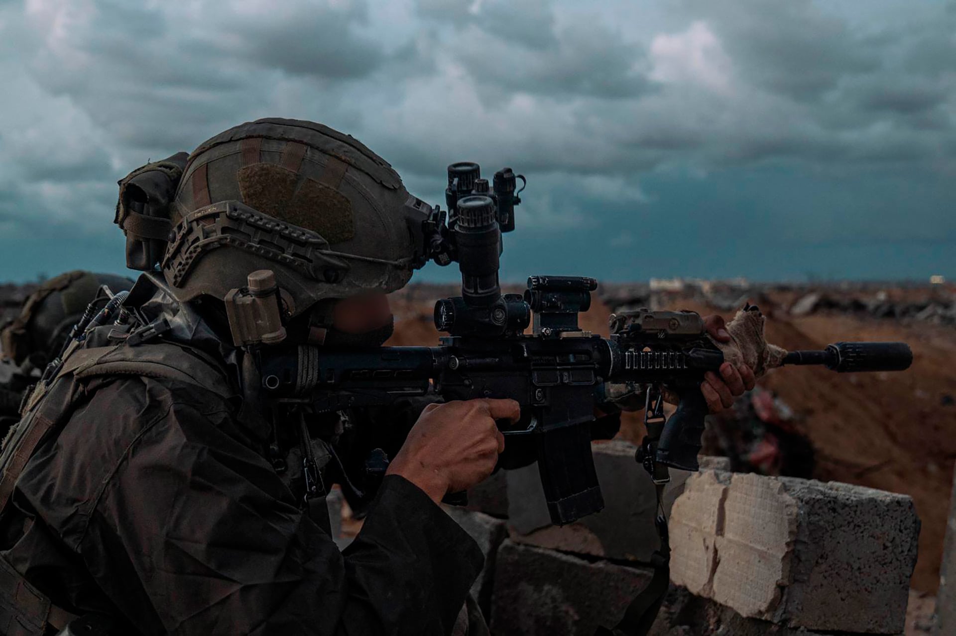 El Ejército israelí intercepta rifles Kalashnikov, cohetes RPG y cámaras utilizadas por milicianos de Hamas en Gaza.