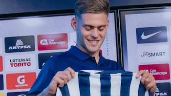 Federico Girotti sosteniendo la camiseta