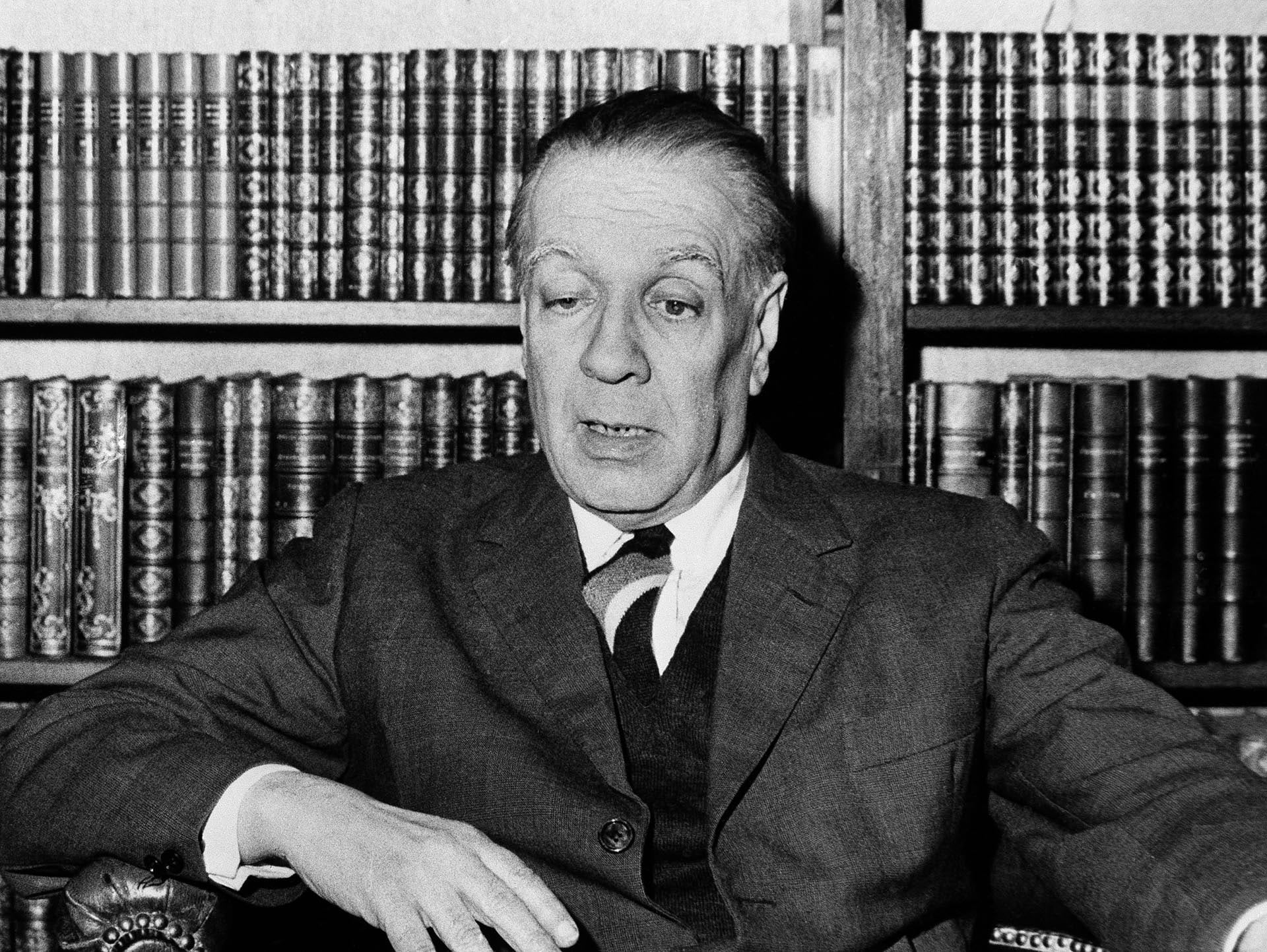 Borges presenta el lenguaje como una aproximación al Misterio y convierte la metáfora, Babel y el Aleph en figuras de ese límite (Foto: AP)