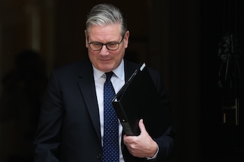 El primer ministro británico, Keir Starmer, sale de su residencia oficial en Londres, el lunes 20 de abril de 2026 para una comparecencia en el Parlamento sobre el nombramiento de Peter Mandelson como embajador ante Washington.(AP Foto/Alastair Grant)