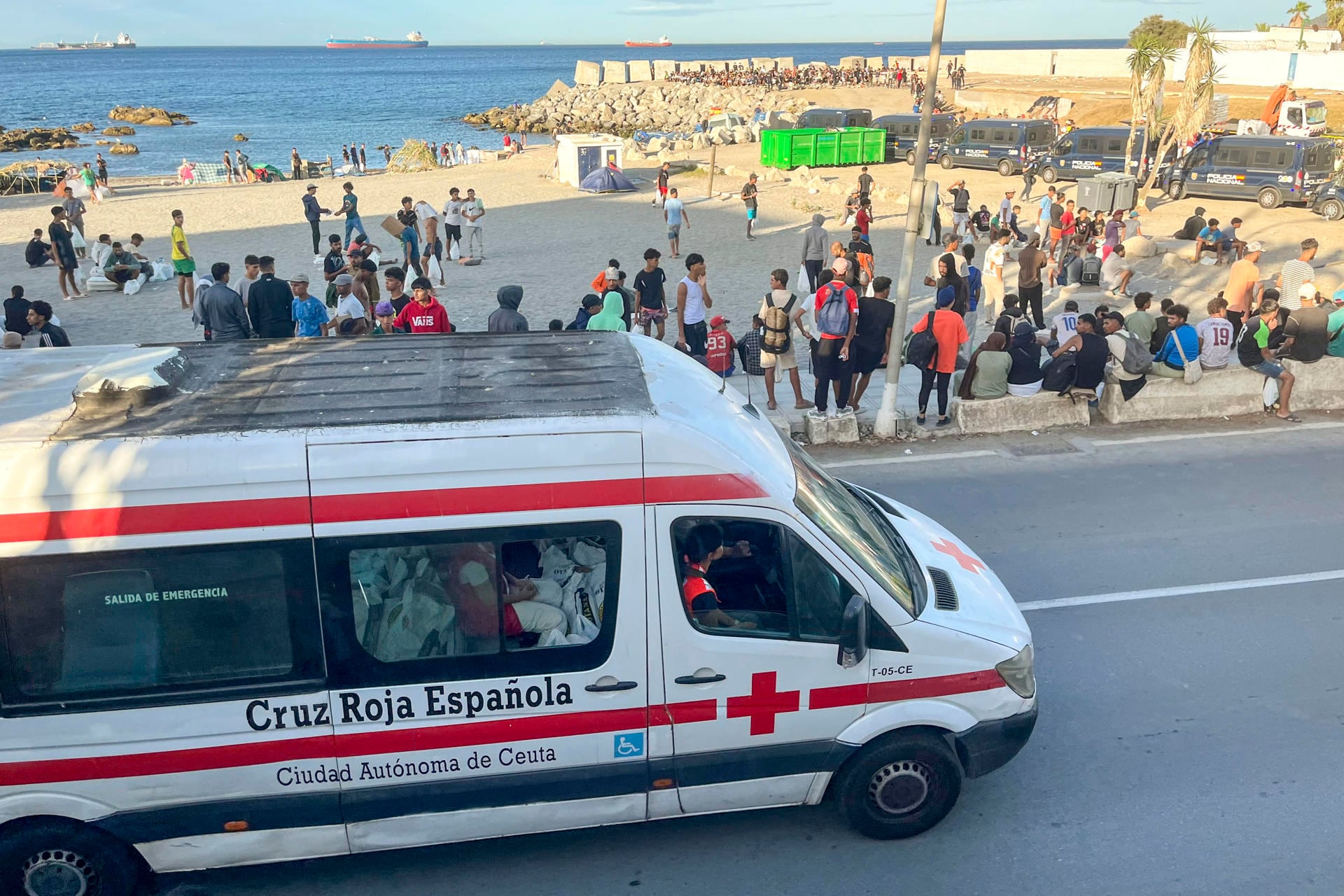 Llegan los vehículos de Cruz Roja a la playa del Trampolín. (EFE/Reduan)