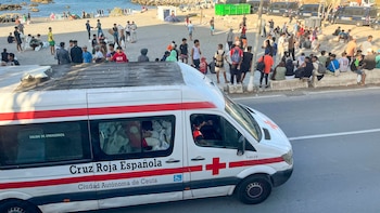 Crece la tensión en Ceuta: un centenar de personas trata de impedir el reparto de comida por parte de la Cruz Roja en la playa de El Trampolín